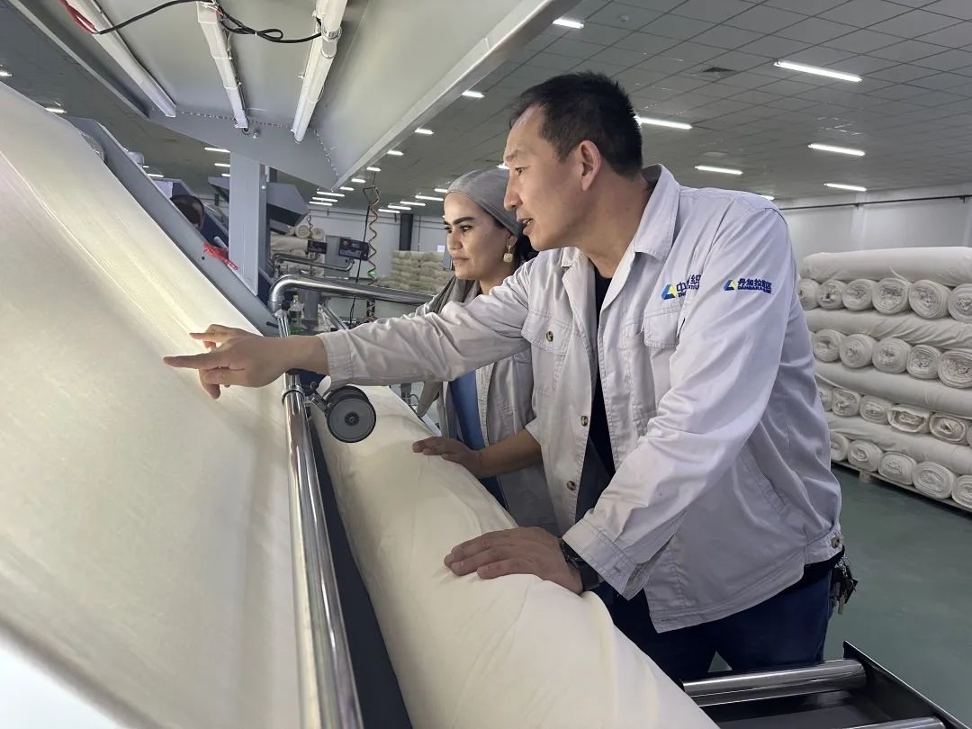 中方技術(shù)人員正在指導當?shù)毓と?。屈佩攝