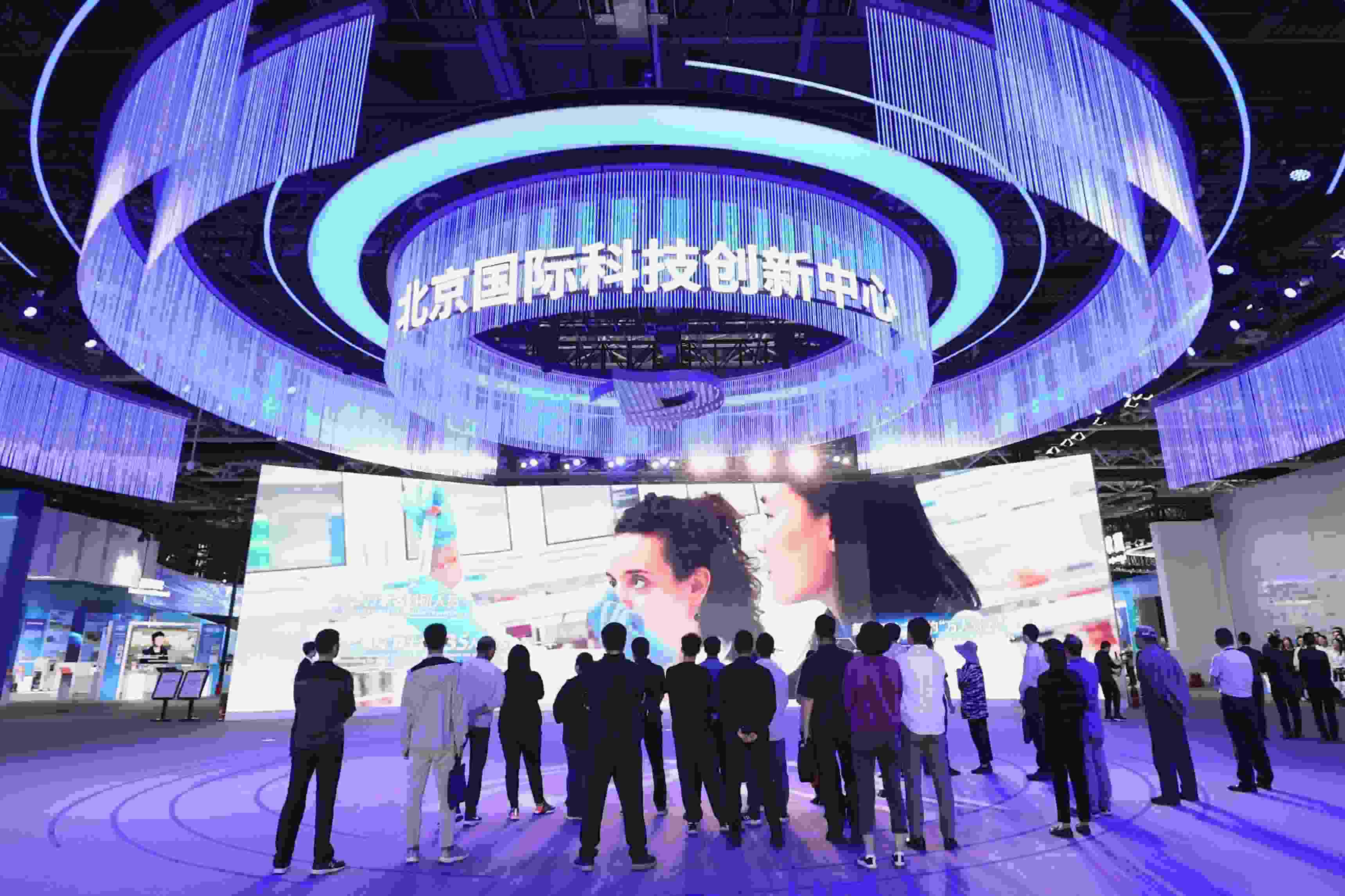 △2024年5月11日，觀眾在中關村展示中心觀看科技創(chuàng)新宣傳片。