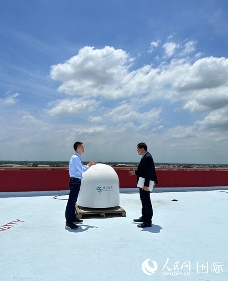 中泰兩國技術(shù)人員交流低軌寬帶衛(wèi)星互聯(lián)網(wǎng)運(yùn)行情況。人民網(wǎng)記者 簡(jiǎn)承淵攝