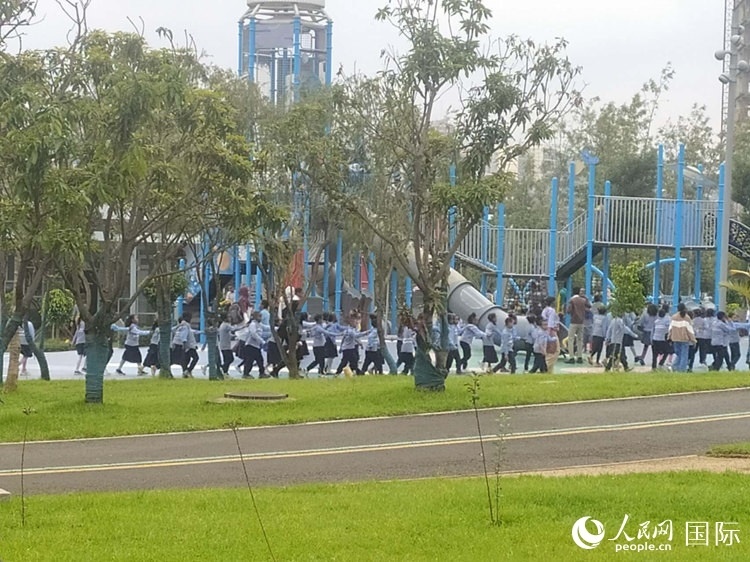 當(dāng)?shù)貎和诠珗@做游戲。人民網(wǎng)記者 黃培昭攝