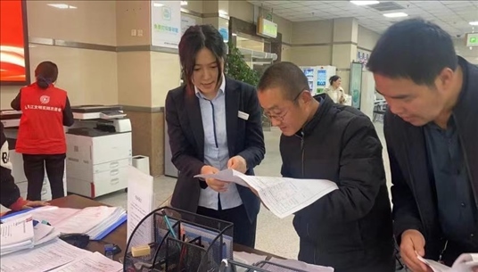 成都市溫江區(qū)市場監(jiān)管局為群眾提供“個(gè)轉(zhuǎn)企”登記幫辦服務(wù)。成都市市場監(jiān)管局供圖