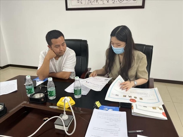 成都市溫江區(qū)市場監(jiān)管局在區(qū)農(nóng)副產(chǎn)品流通交易中心為商戶上門辦理“個(gè)轉(zhuǎn)企”登記。成都市市場監(jiān)管局供圖