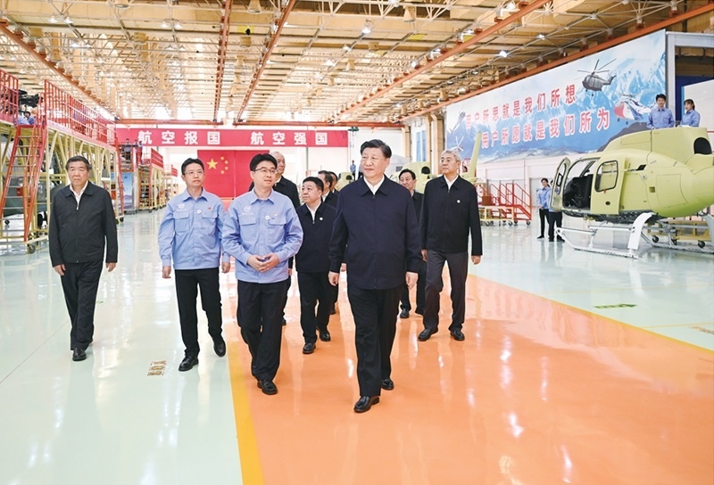 2023年10月10日至13日，中共中央總書記、國家主席、中央軍委主席習近平在江西考察。這是11日上午，習近平在景德鎮(zhèn)市昌河飛機工業(yè)（集團）有限公司考察。 新華社記者 燕雁/攝