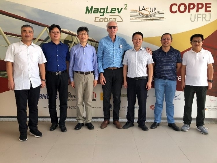 實(shí)驗(yàn)室建設(shè)團(tuán)隊(duì)主要負(fù)責(zé)人與巴西里約熱內(nèi)盧聯(lián)邦大學(xué)交流。西南交通大學(xué)供圖