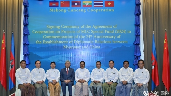 中國駐緬甸大使陳海（左四）與緬方執(zhí)行部委部長合影。人民網(wǎng)記者 謝佳君攝