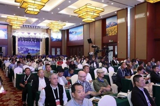  6月15日，“長(zhǎng)白山·世界地質(zhì)公園、世界生物圈保護(hù)區(qū)可持續(xù)發(fā)展會(huì)議”現(xiàn)場(chǎng)。新華社發(fā)