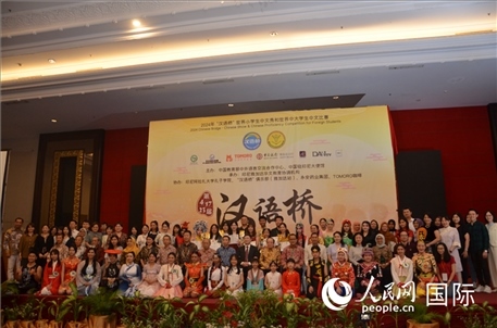 出席閉幕典禮的嘉賓、學(xué)校師生及獲獎(jiǎng)選手等合影留念。人民網(wǎng)記者李培松攝