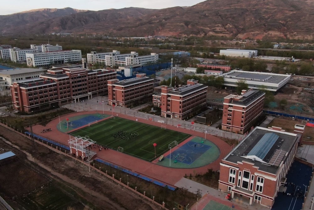 這是果洛西寧民族中學(xué)（2021年4月28日攝，無人機(jī)照片）。