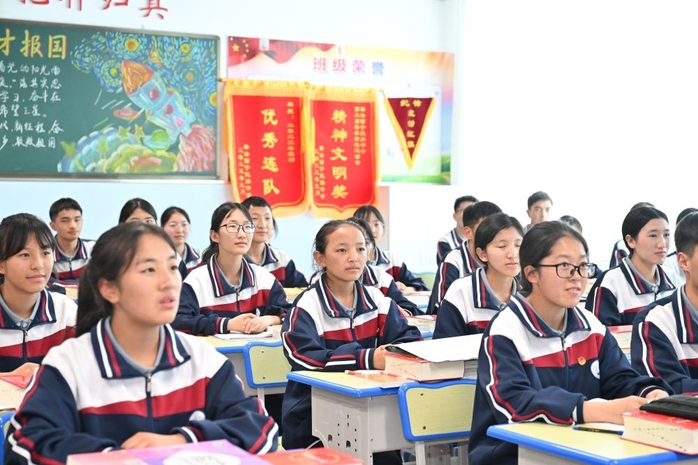 2024年6月18日，果洛西寧民族中學(xué)學(xué)生在上課。