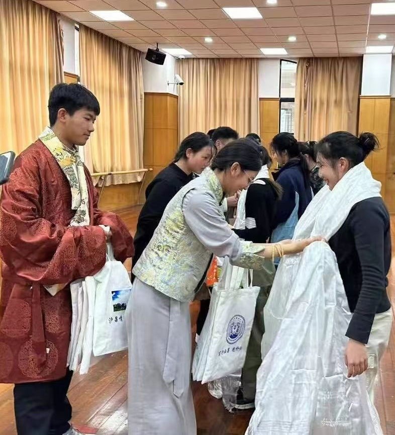 2024年1月18日，在上海市大同中學(xué)，果洛西寧民族中學(xué)學(xué)生給上海大同中學(xué)師生獻(xiàn)哈達(dá)。新華社發(fā)（果洛州教育局供圖）