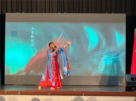 一等獎(jiǎng)獲得者彩翼進(jìn)行才藝表。（圖片來(lái)源：孔子課堂）