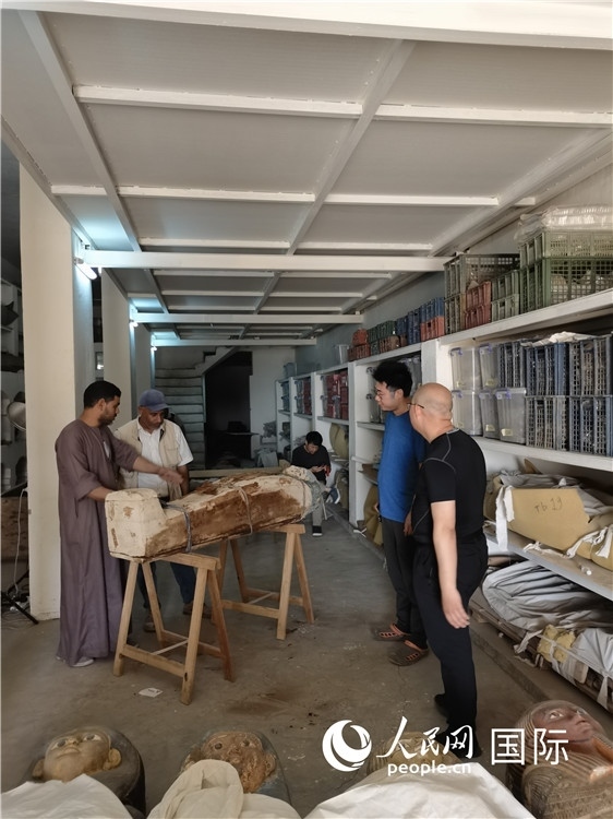 圖為中埃薩卡拉新出土文物數(shù)字化調(diào)查與研究項目團隊在工作現(xiàn)場。