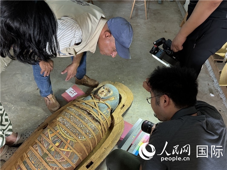 圖為中埃薩卡拉新出土文物數(shù)字化調(diào)查與研究項目團隊在工作現(xiàn)場。薛江攝