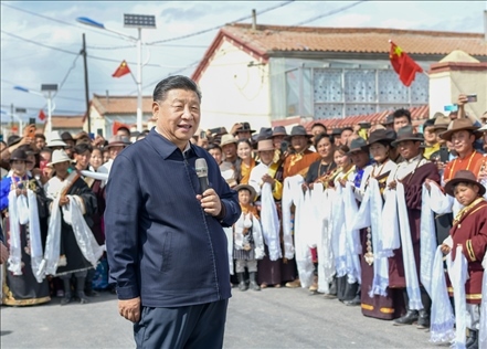 2021年6月7日至9日，習近平總書記在青?？疾?。這是8日下午，習近平在海北藏族自治州剛察縣沙柳河鎮(zhèn)果洛藏貢麻村考察時，同村民們親切交流。新華社記者 謝環(huán)馳 攝