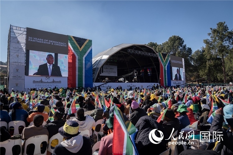 南非民眾觀看拉馬福薩總統(tǒng)就職演說。 人民日?qǐng)?bào)非洲中心分社 希拉茲·莫林?jǐn)z