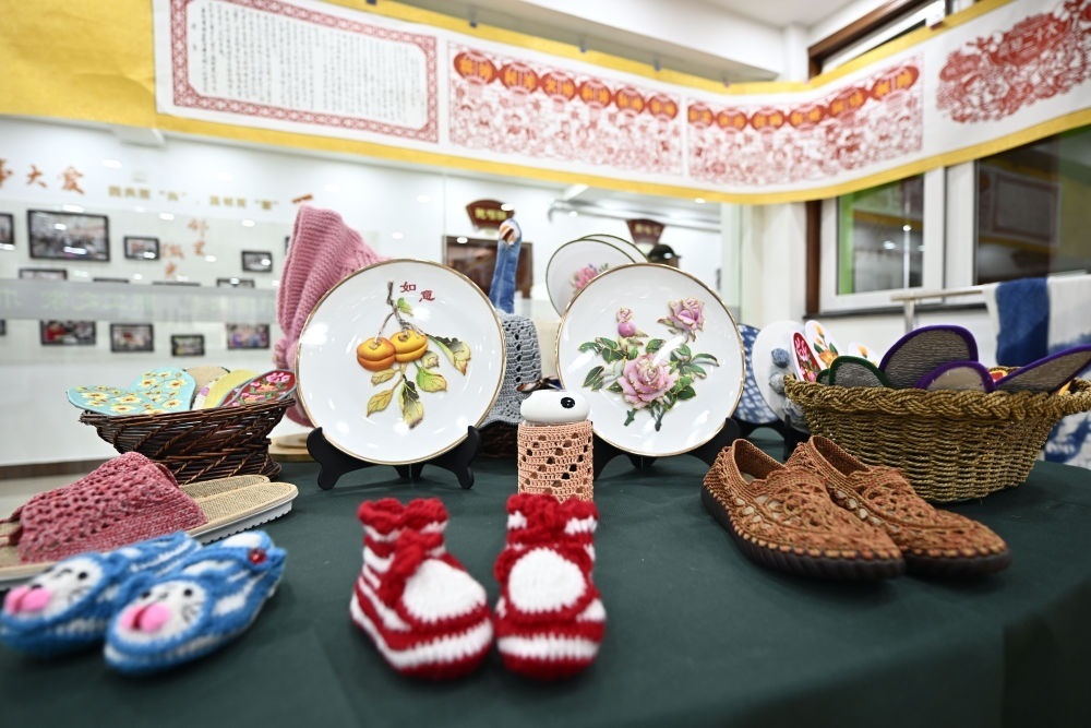 長(zhǎng)城花園社區(qū)居民制作的手工藝品（6月19日攝）。