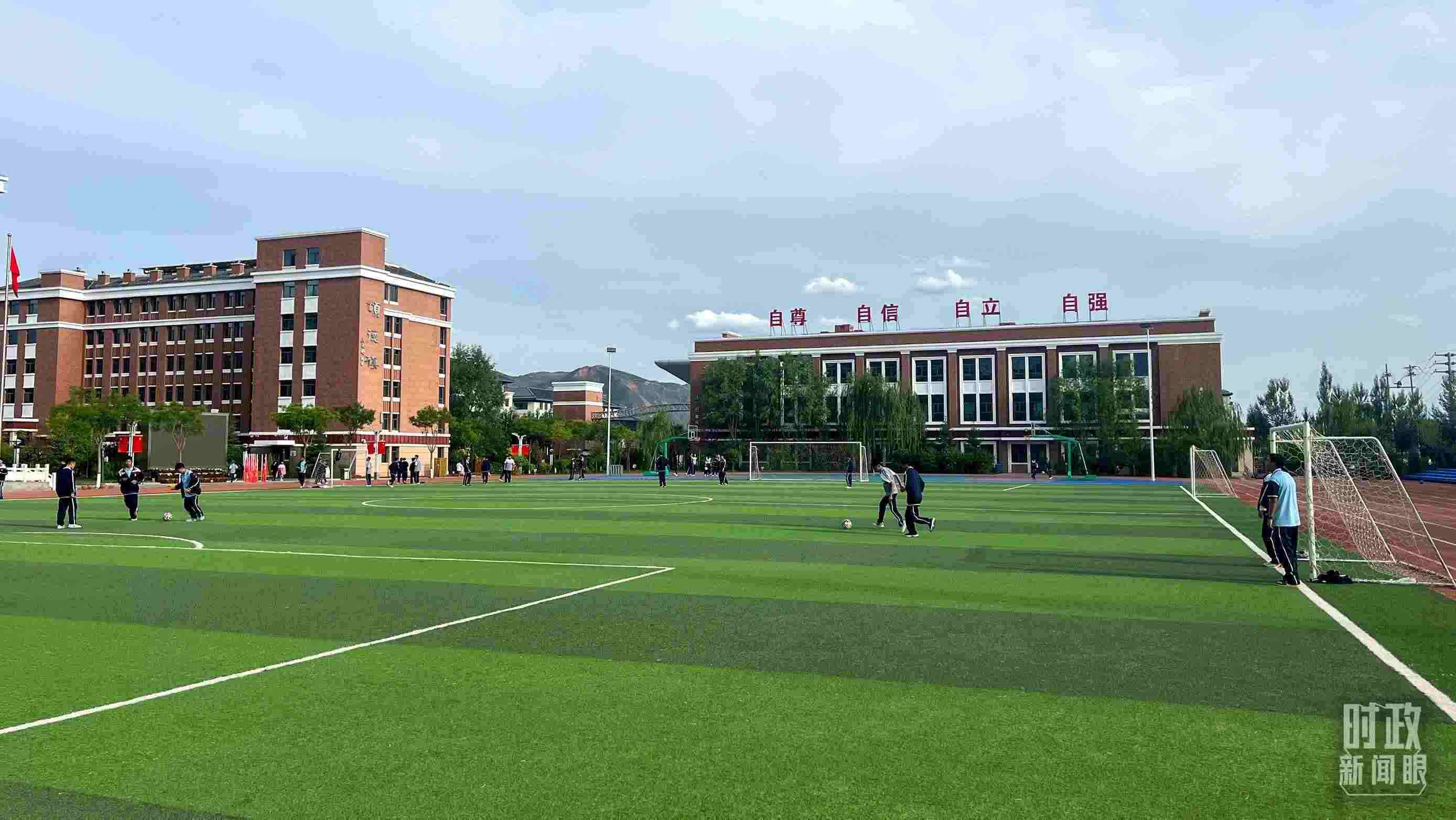 △果洛西寧民族中學(xué)。（總臺央視記者楊波、楊新禹拍攝）
