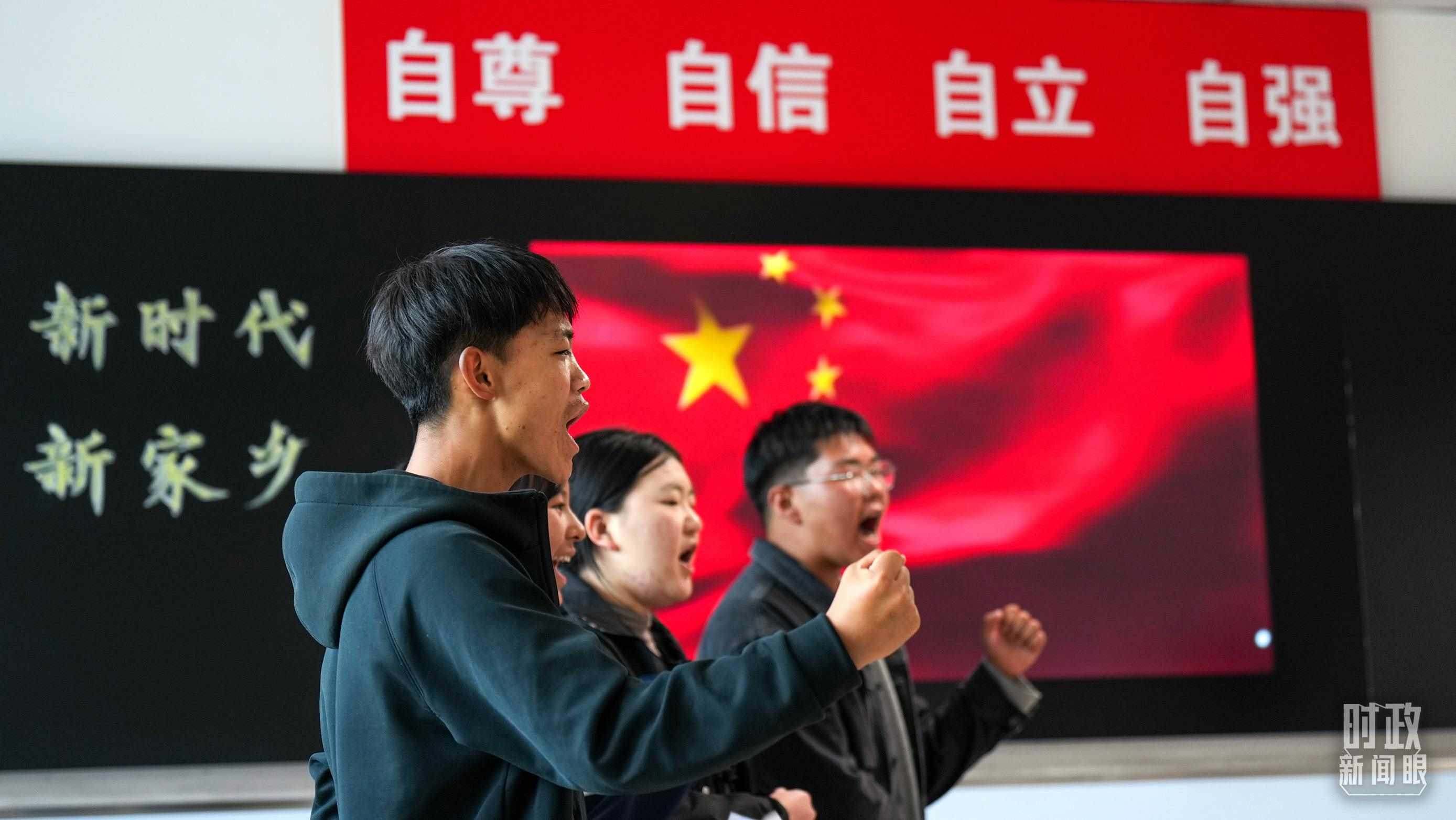 △果洛西寧民族中學(xué)高一（1）班的“新時(shí)代、新家鄉(xiāng)”主題思政課。（總臺央視記者許永松、國廣記者李晉拍攝）