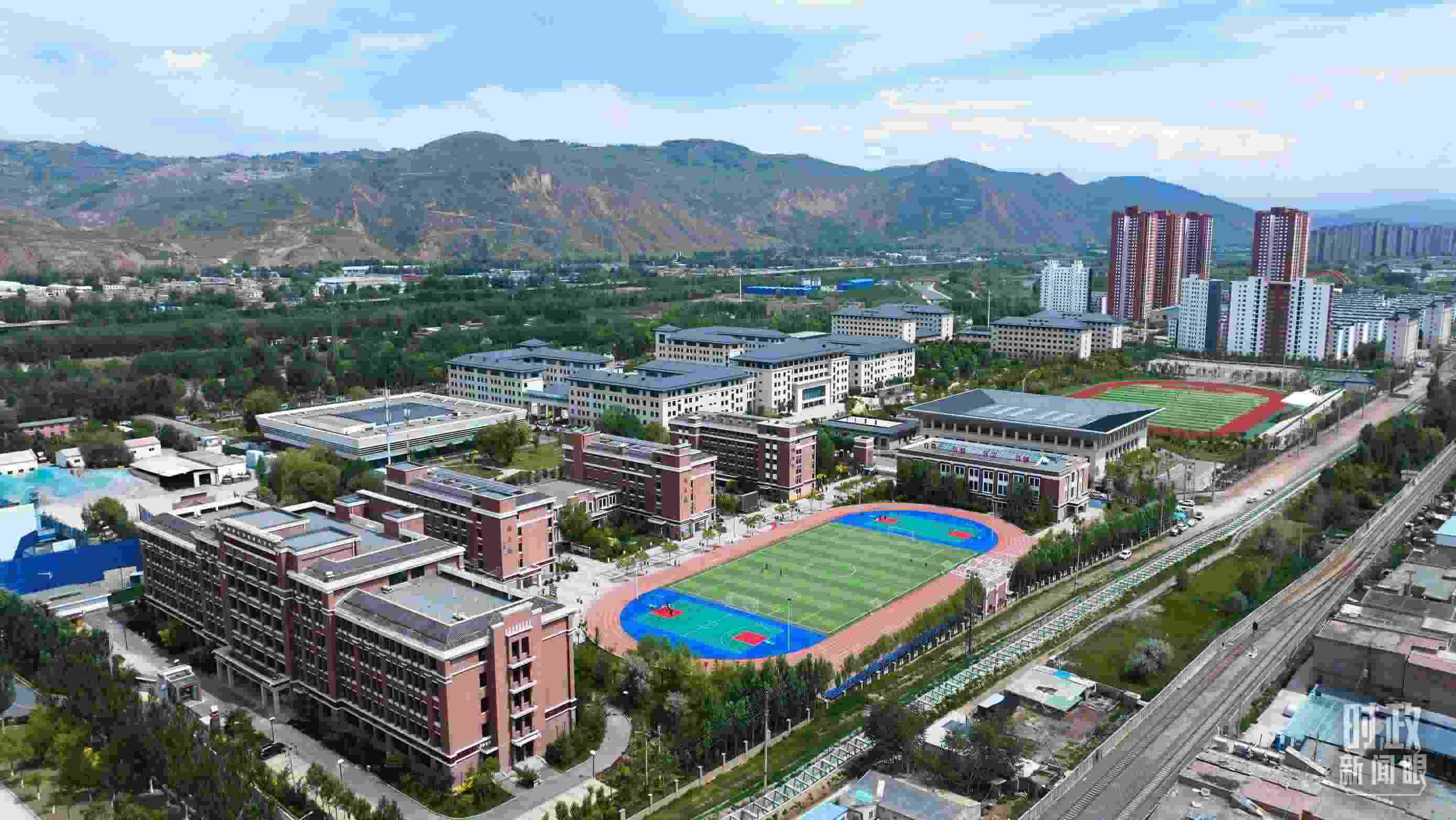 △果洛西寧民族中學(xué)。（總臺記者閆懋鵬拍攝）