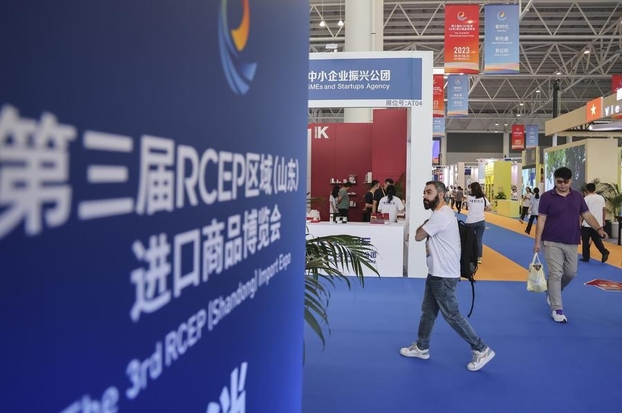 2023年8月18日，人們在第三屆RCEP區(qū)域（山東）進(jìn)口商品博覽會上參觀。新華社發(fā)（許傳寶 攝）