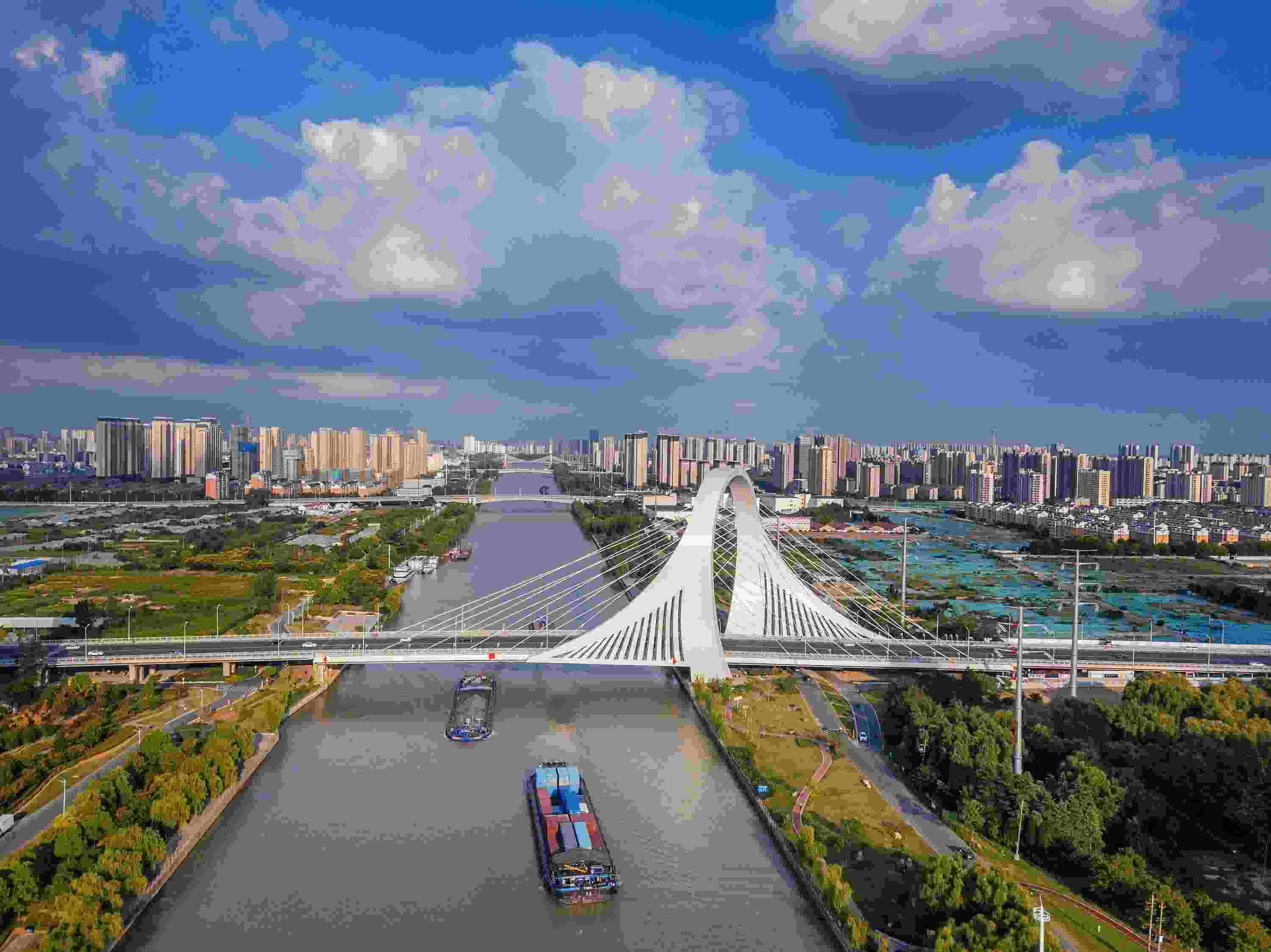 2022年9月12日，幾艘船舶行駛在江蘇淮安運(yùn)河大橋附近。