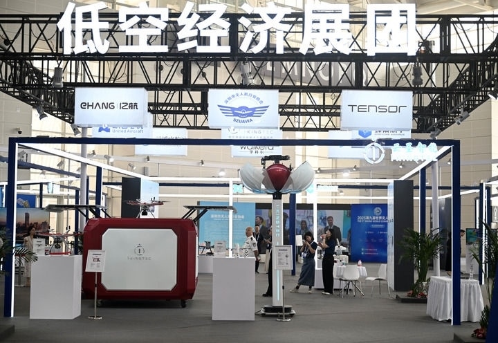 6月20日，參觀者在博覽會(huì)低空經(jīng)濟(jì)展團(tuán)參觀。新華社記者 趙子碩 攝