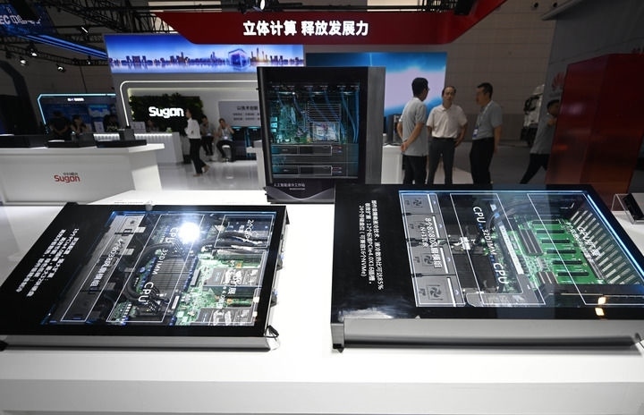 這是6月20日在博覽會(huì)上拍攝的中科曙光展區(qū)的一臺(tái)人工智能服務(wù)器。新華社記者 趙子碩 攝