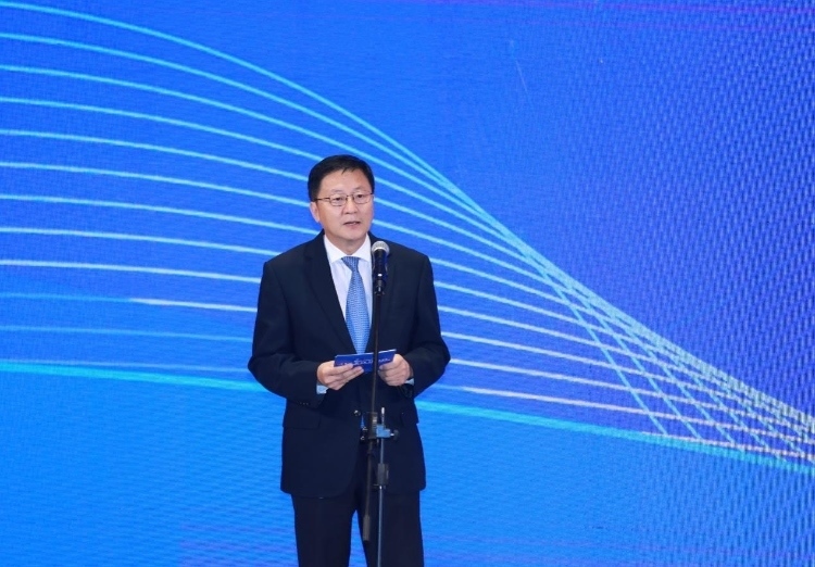 中國網(wǎng)總編輯王曉輝主持論壇。中國外文局供圖