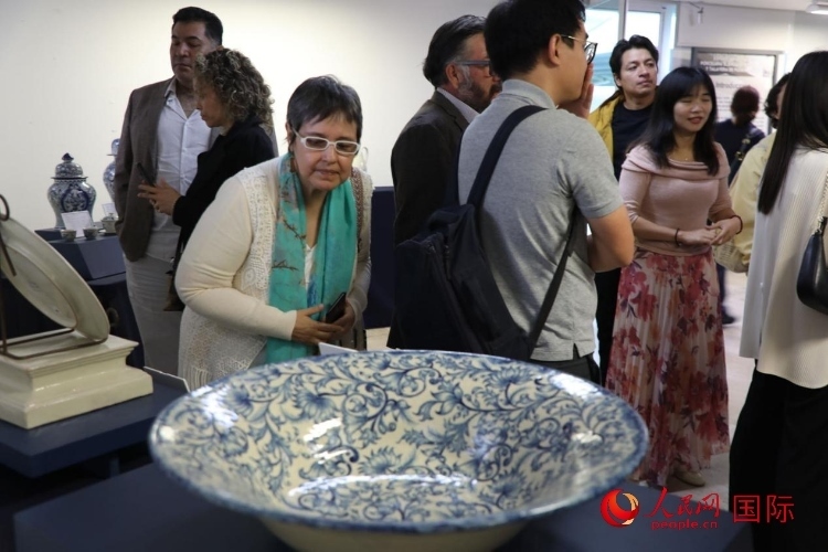 在展覽現(xiàn)場，觀眾們駐足欣賞德化白瓷和墨西哥彩瓷。人民網(wǎng) 埃內(nèi)斯托·多明戈斯攝