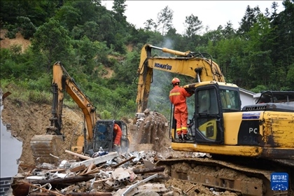 6月23日，救援人員在魚市鎮(zhèn)斗溪村龍?zhí)两M山體滑坡現(xiàn)場開展救援工作。新華社記者 陳振海 攝