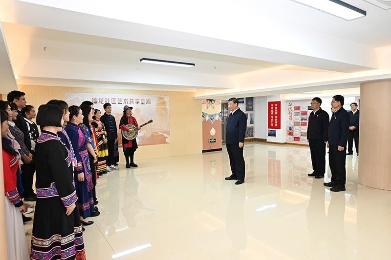 2023年12月14日，習(xí)近平總書記在廣西南寧市良慶區(qū)蟠龍社區(qū)黨群服務(wù)中心文體活動室同社區(qū)居民親切交流。