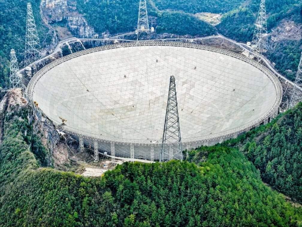 這是2024年2月26日拍攝的位于貴州的“中國天眼”（無人機(jī)全景圖片，維護(hù)保養(yǎng)期間拍攝）。新華社記者 歐東衢 攝