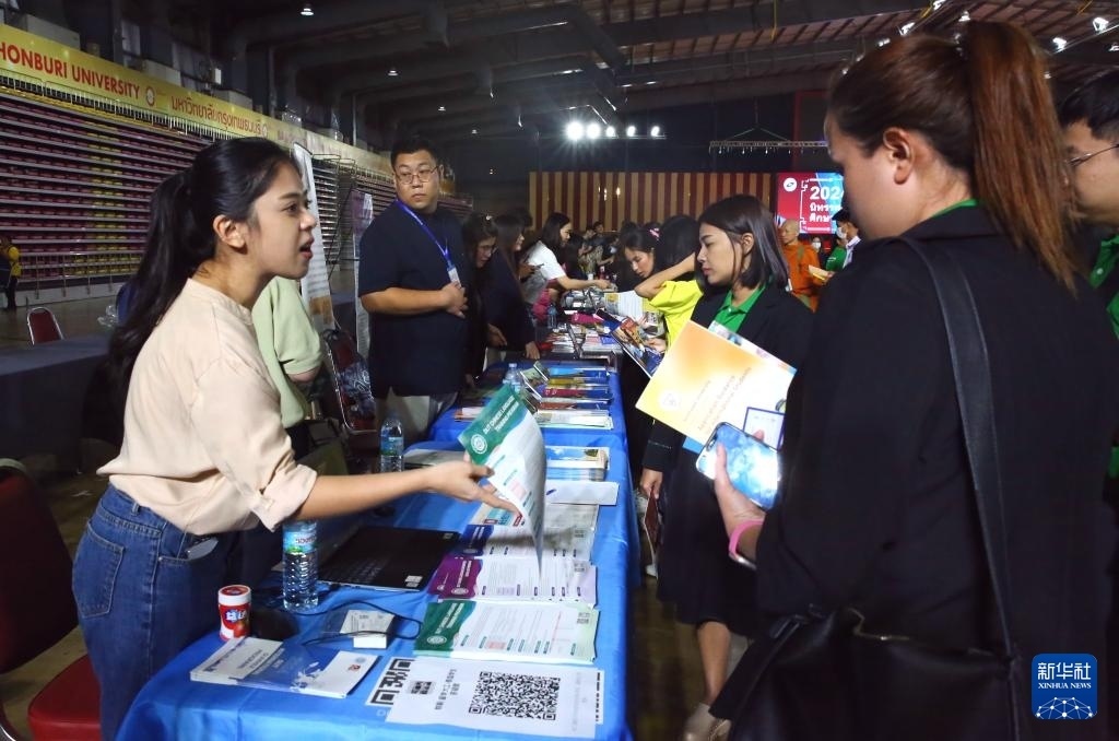 6月22日，在泰國曼谷吞武里大學(xué)舉辦的中國高等教育展上，學(xué)生在中國高校展臺前了解信息。新華社記者 孫瑋彤 攝