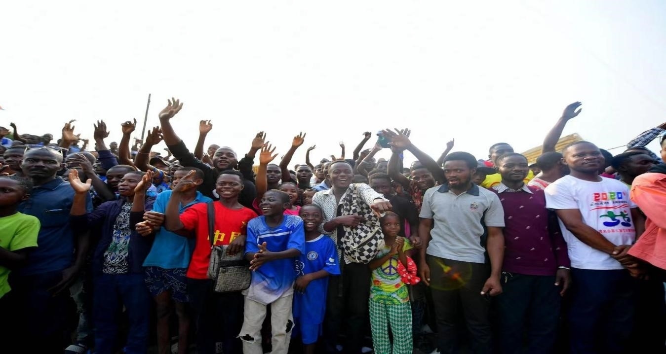 剛果（金）首都金沙薩環(huán)線公路項目開工儀式上的當(dāng)?shù)厝罕? /></p> <p style=