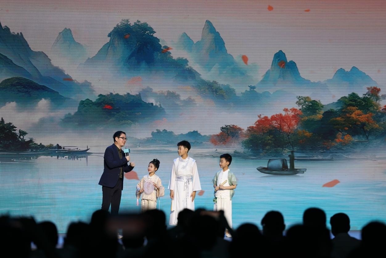 南京師范大學教授酈波（左一）與2024中國詩詞大會選手張可兒（左二）、姜敬曦（右二），揚州市邗江區(qū)實驗學校蔣王小學學生陸俊屹（右一）趣談大運河詩詞文化。