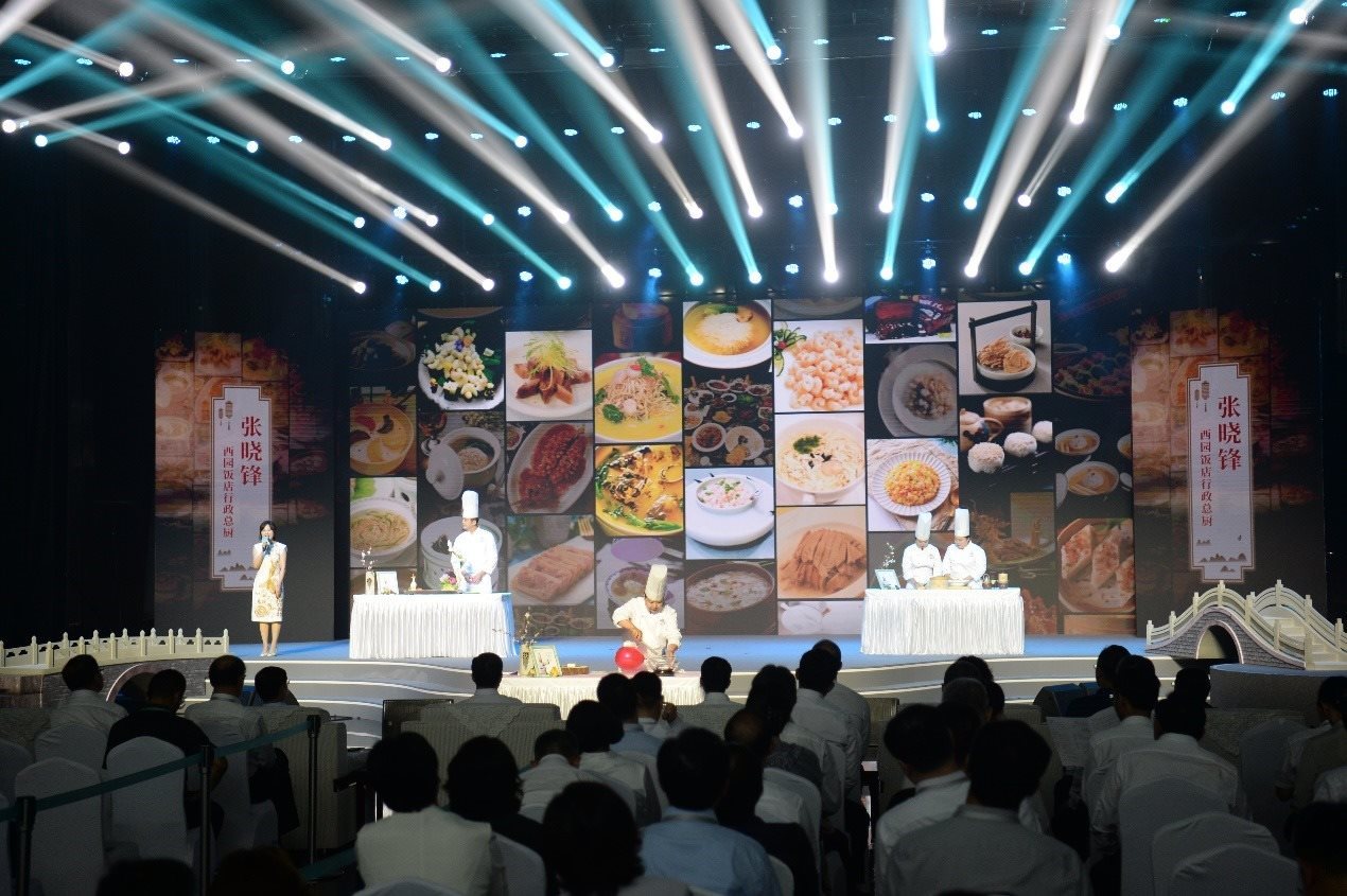 花園國際大酒店廚師長朱燾、西園飯店行政總廚張曉鋒、冶春面點總廚倪秋香、冶春面點制作技藝第五代傳人陳詩雅展示淮揚菜絕技。