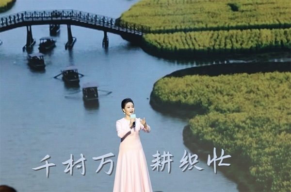 歌唱家、中國音樂學院教授雷佳現(xiàn)場演唱。