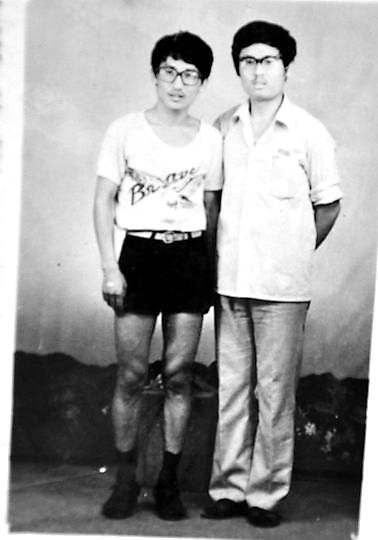 薛其坤（左）與大學(xué)同學(xué)合影。