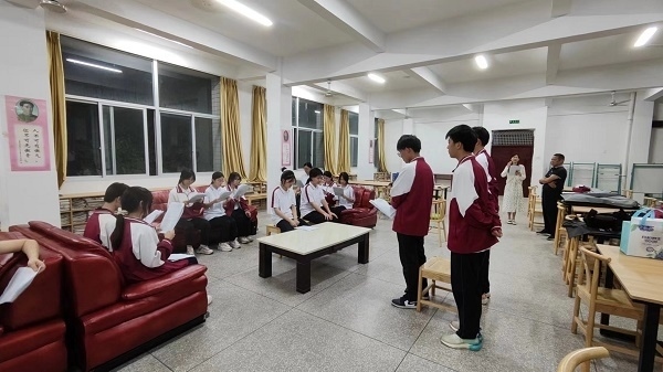 圖②：武平法院法官指導(dǎo)學(xué)生彩排。