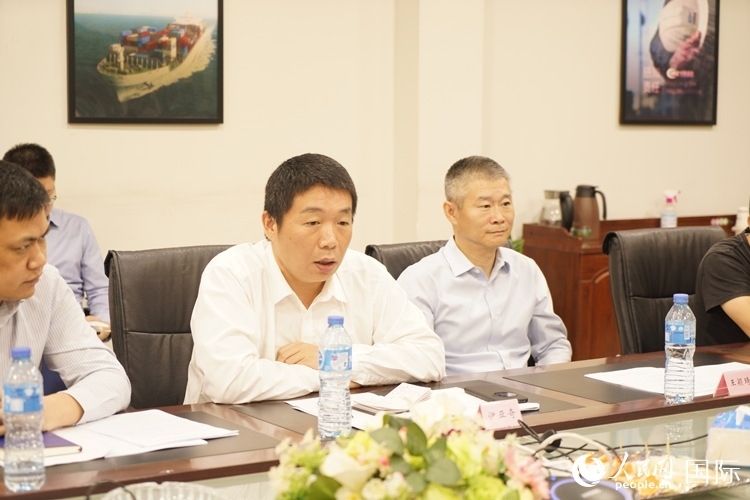 駐尼日利亞使館領僑處主任伊亞奇（中）講話。人民網(wǎng)記者 姜宣攝