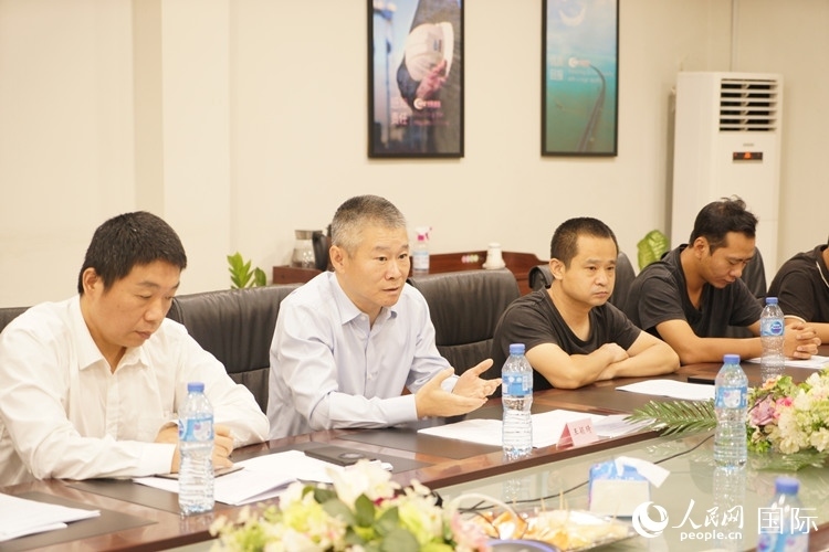 駐尼日利亞使館經(jīng)商處公參王穎琦（左二）講話。人民網(wǎng)記者 姜宣攝