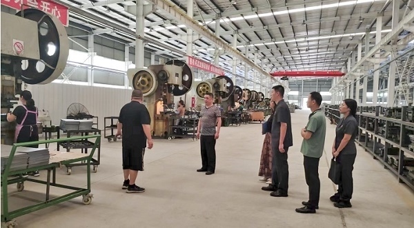 大渡口區(qū)法院法官回訪已盤活的被執(zhí)行企業(yè)。