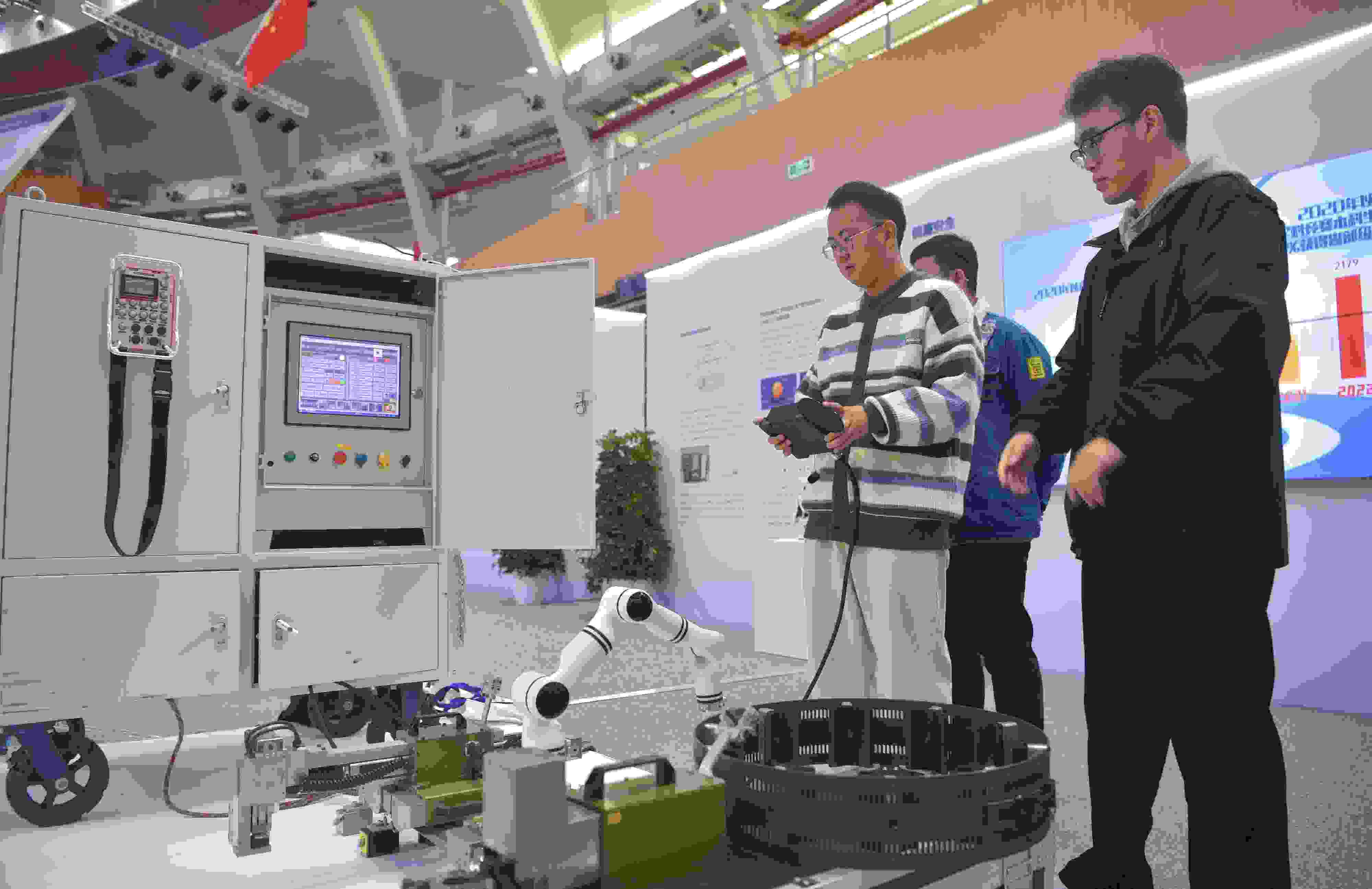 2023年，京南地區(qū)高?？萍汲晒平闀诒本┙ㄖ髮W(xué)大興校區(qū)舉行。圖為高校師生在展示管道全位置焊接機(jī)器人系統(tǒng)成果。