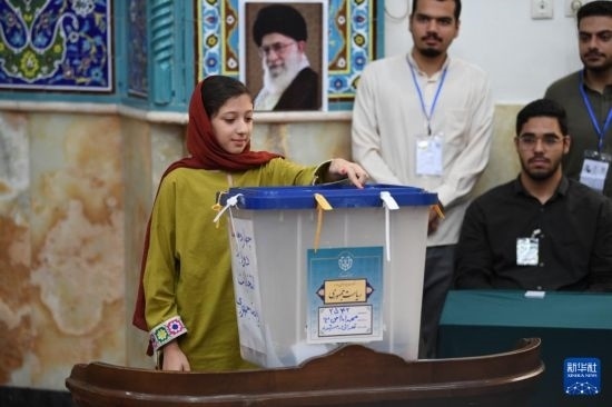 6月28日，伊朗選民在德黑蘭的一處投票站參加總統(tǒng)選舉投票。新華社記者 沙達(dá)提 攝