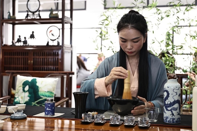 茶藝師現(xiàn)場展示宋式點茶。拉巴特中國文化中心供圖