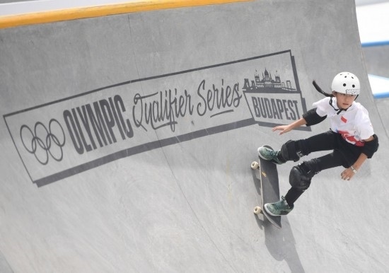 6月20日，鄭好好在比賽中，她在預賽中最佳成績?yōu)?2.60分。當日，巴黎奧運會資格系列賽布達佩斯站滑板女子碗池預賽在布達佩斯舉行。新華社記者 賀燦鈴 攝