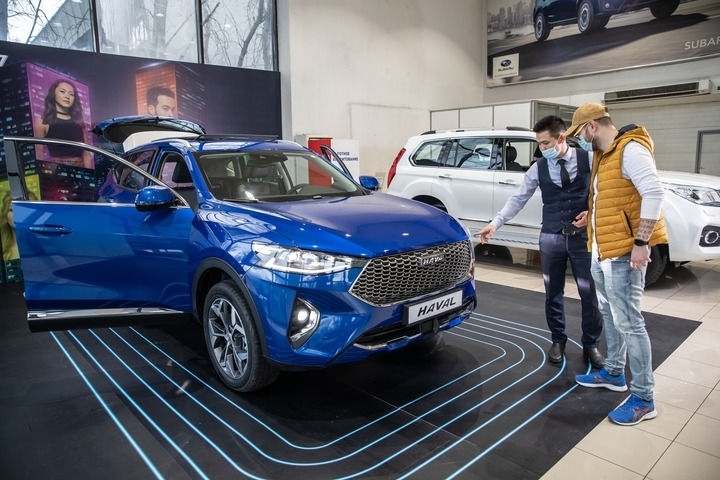 2021年4月1日，銷售人員在哈薩克斯坦阿拉木圖市經(jīng)銷商店向消費(fèi)者介紹哈弗汽車。新華社發(fā)（阿斯塔納汽車公司供圖）