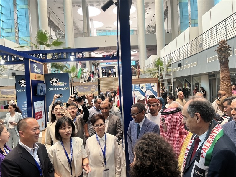 沙特廣播電視局首席執(zhí)行官、阿廣聯(lián)主席穆罕默德（右二）、阿廣聯(lián)秘書長(zhǎng)蘇萊曼（右三）等阿拉伯國(guó)家嘉賓參觀展臺(tái)。主辦方供圖