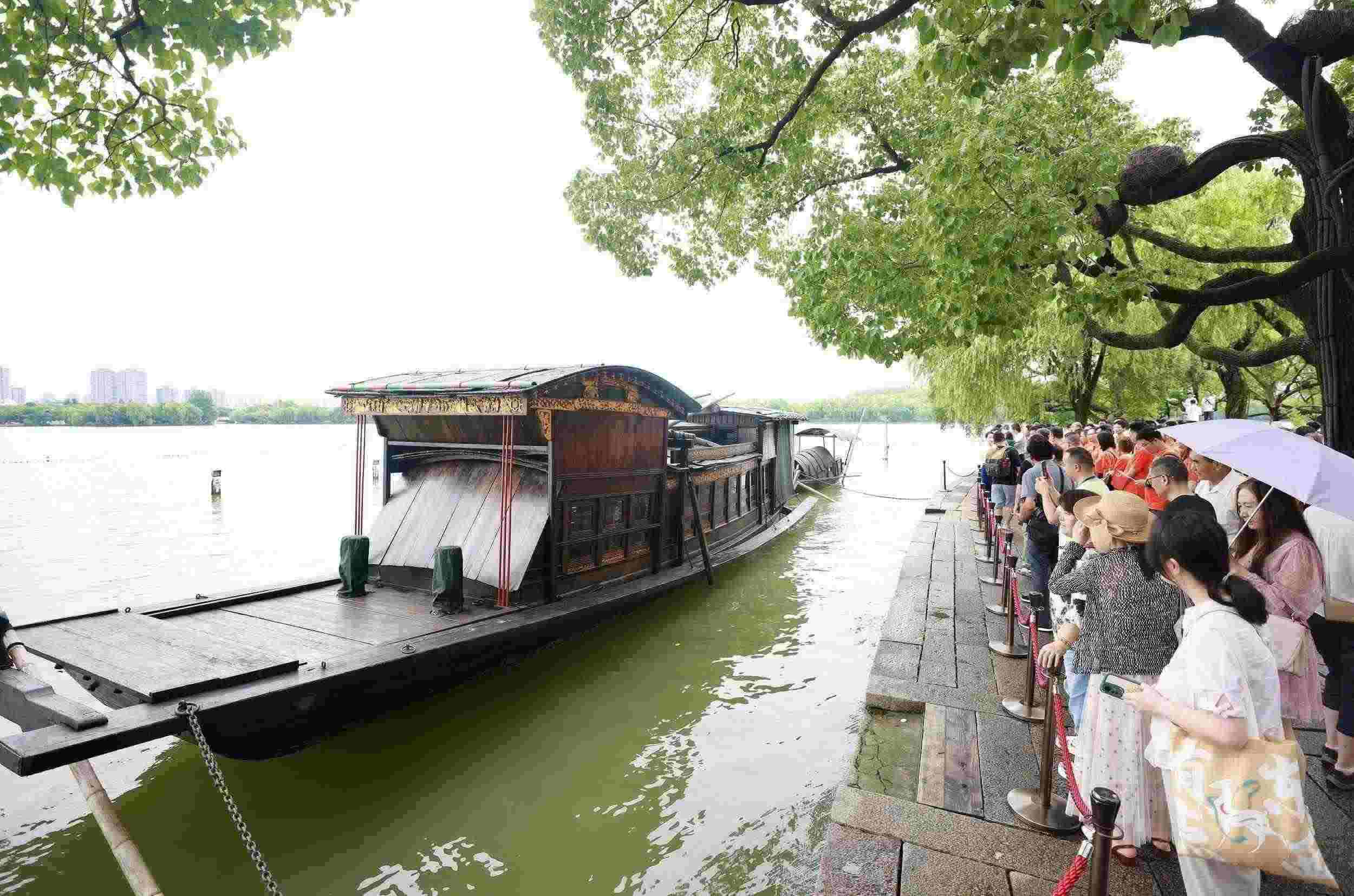 浙江嘉興，游客在南湖景區(qū)湖心島瞻仰紅船，感悟“紅船精神”。（圖片來(lái)源：視覺(jué)中國(guó)）