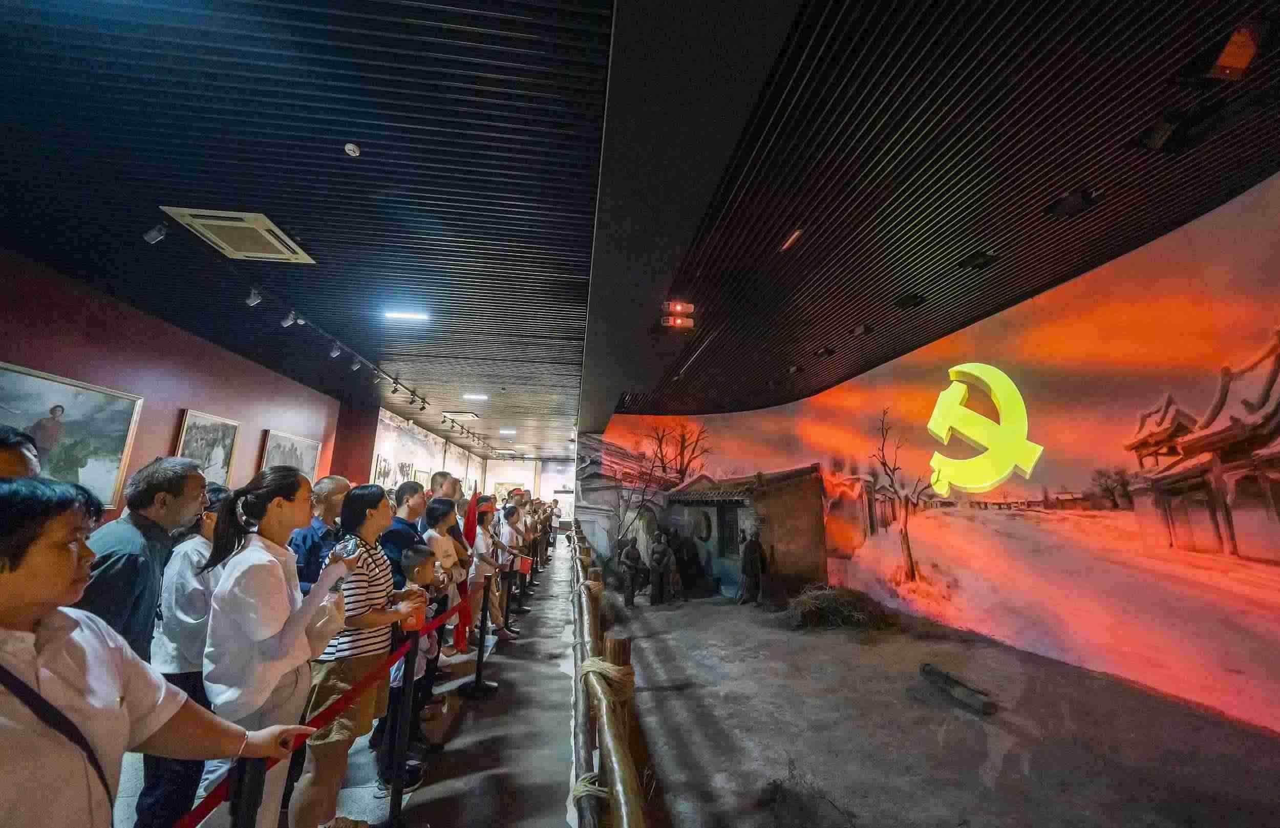 山西呂梁，游客正在文水縣劉胡蘭紀(jì)念館參觀。（圖片來(lái)源：視覺(jué)中國(guó)）